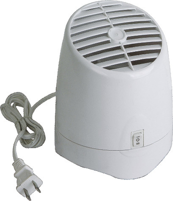 De witte Koele Lucht Verfrissende die Machine verfrist Luchtnevel met Ventilator op Bureau wordt gebruikt
